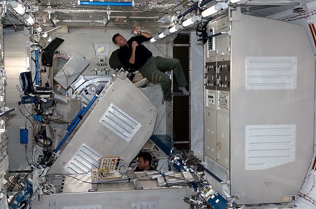 Montering i det Japanska laboratoriet Kibo i rymden