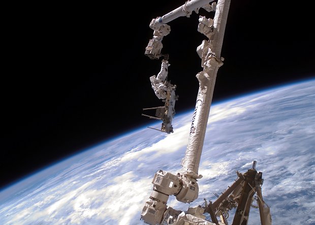 Christer Fuglesang fst vid rymdstationens robotarm