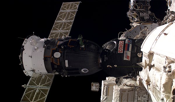 En rysk Soyuz-kapsel dockad med rymdstationen