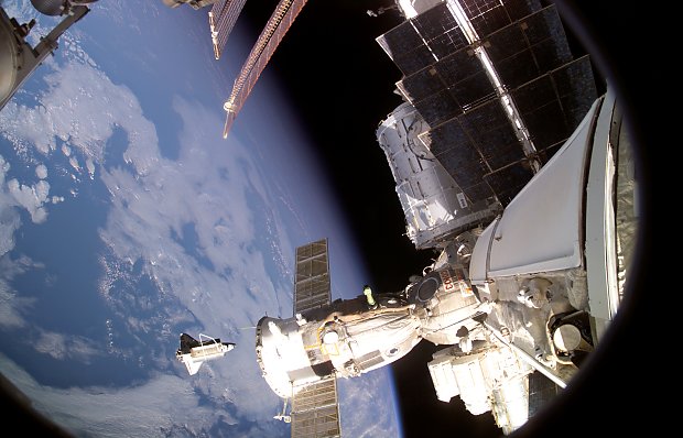 Rymdfärjan Discovery på väg mot jorden fotograferad från internationella rymdstationen