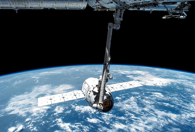Fraktfarkosten Dragon vid rymdstationen ISS