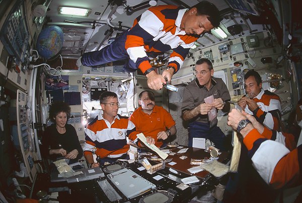 Inne i rymdstationen: Zvezda-modulen