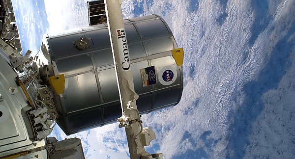 Logistikmodul dockad med rymdstationen