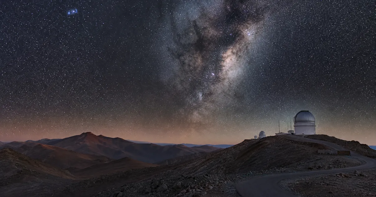 Sydlig natthimmel över en observatorieplatå i Chile