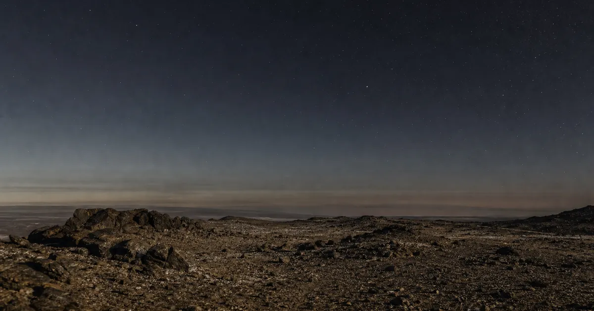 Sydlig polarhimmel över ett kargt klapperstenslandskap
