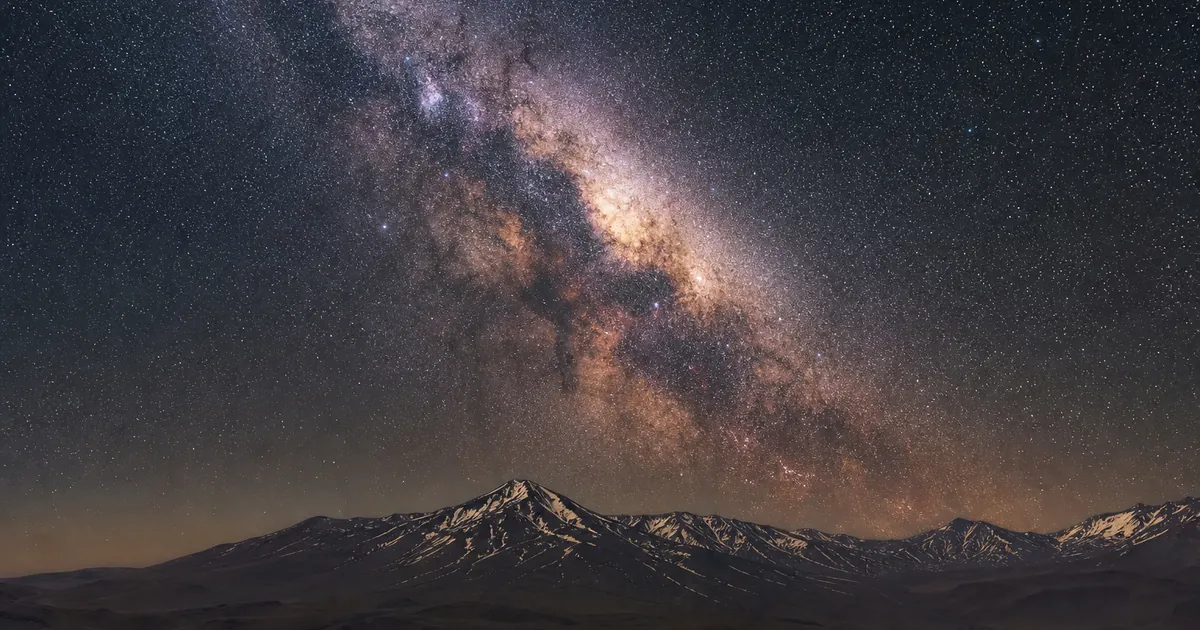Ljus sydlig Vintergata över en bergskam i Chile
