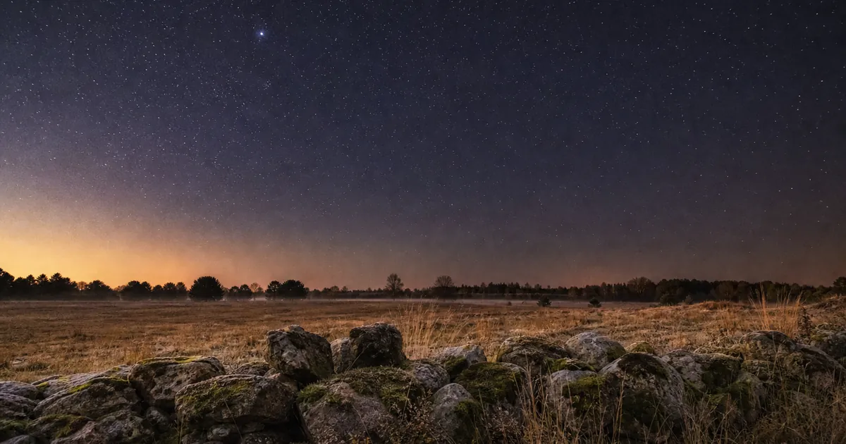Höstnatt över betesmark med stenmur och klar stjärnhimmel